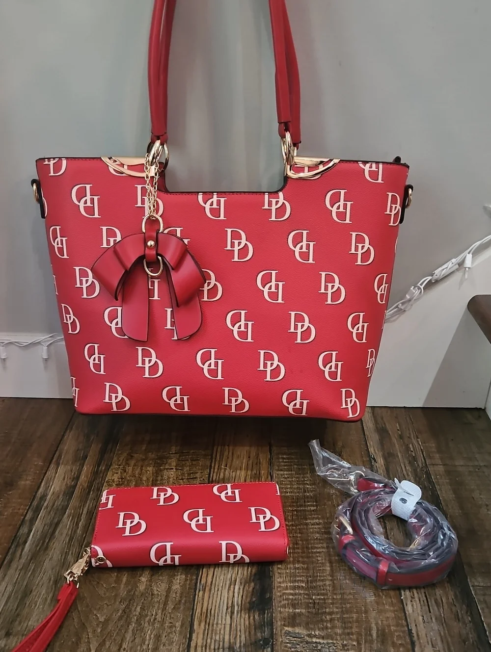 New Classic Fashion Large Signature DD Red Tote Bag Bow Charm- Matching Wristlet